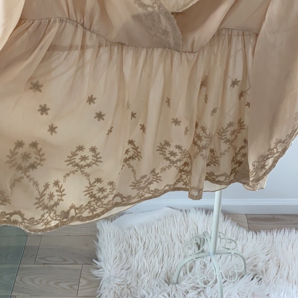 FOREVER 21 Embroidered Flutter Sleeve Top - Size Large - Picture 4 of 10